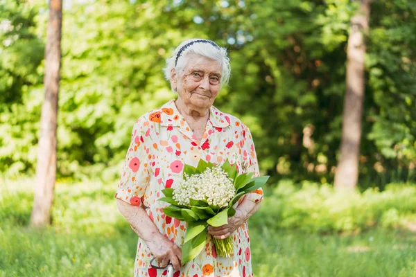 Grootmoeder. Grootmoeder op de leeftijd van 100 jaar wandelingen Ik — Stockfoto