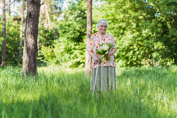 Grootmoeder. Grootmoeder op de leeftijd van 100 jaar wandelingen Ik — Stockfoto