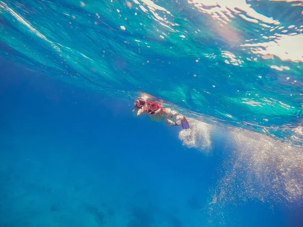 Schnorchelmädchen mit Action-Kamera schwimmt im Meer und schockt — Stockfoto