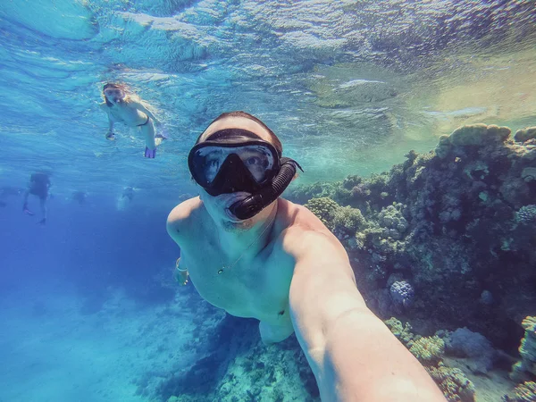Snorkeling Il ragazzo e la ragazza nuotano con un tubo e una maschera — Foto Stock