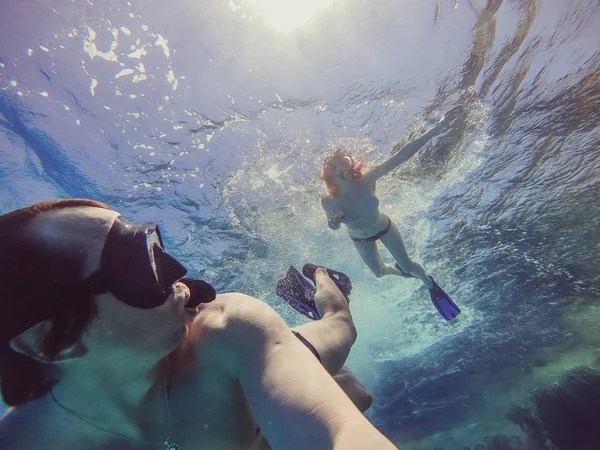 Snorkeling O cara e a menina nadam com um cachimbo e uma máscara — Fotografia de Stock