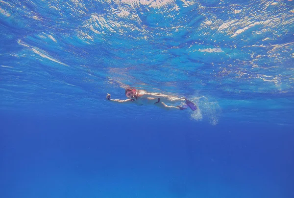 Snorkeling Menina com uma câmera de ação flutua no mar e shoo — Fotografia de Stock