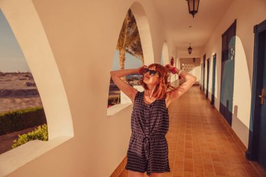 Bir kız pencerenin yanında duruyor ve bir mobi bir telefon numarasını çevirir