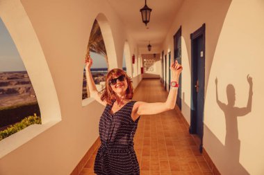 Bir kız pencerenin yanında duruyor ve bir mobi bir telefon numarasını çevirir