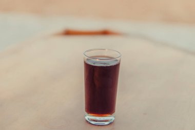 Gaz ile tatlı su bir bardak.