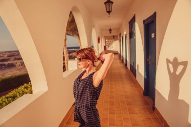 Bir kız pencerenin yanında duruyor ve bir mobi bir telefon numarasını çevirir