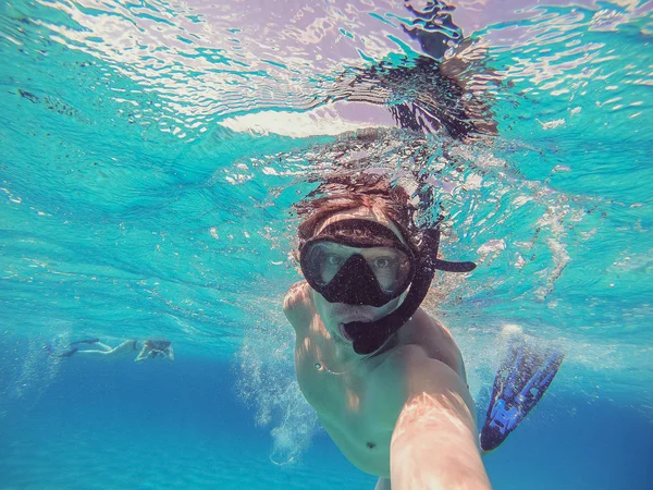 Snorkeling facet pływa w morzu — Zdjęcie stockowe