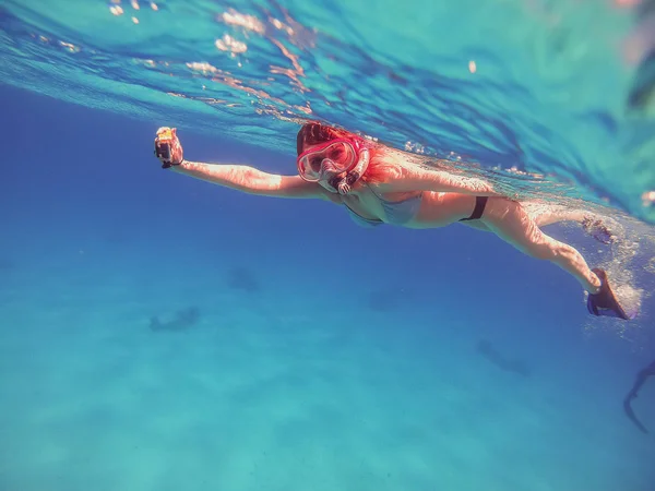 Schnorchelmädchen mit Action-Kamera schwimmt im Meer und schockt — Stockfoto