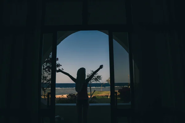 Janela com vista para o mar. A menina vai à galeria e olha — Fotografia de Stock