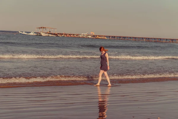Meer. Mädchen läuft am Meer entlang — Stockfoto