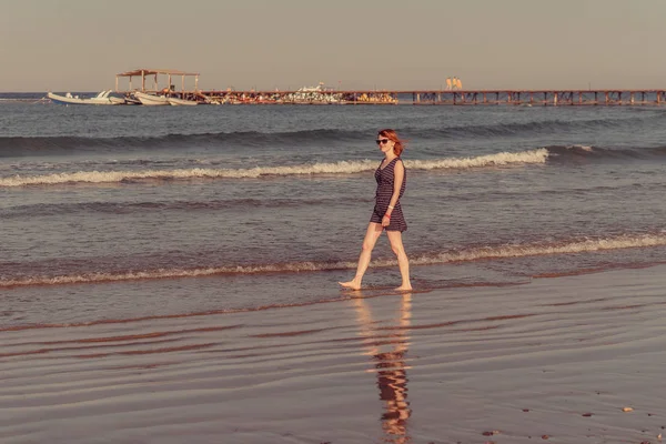 海。女の子は海に沿って走る — ストック写真