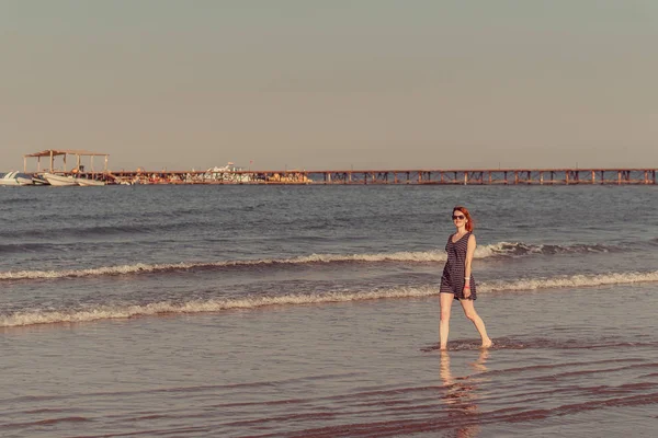 Zee. Meisje loopt langs de zee — Stockfoto