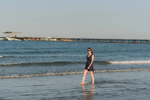 海。女の子は海に沿って走る — ストック写真