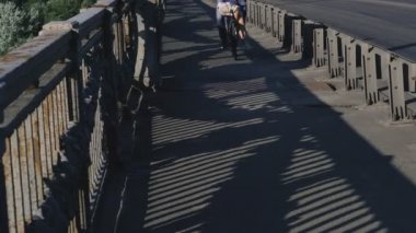 Bisiklet. Bisikletçi köprü üzerinde sürmek
