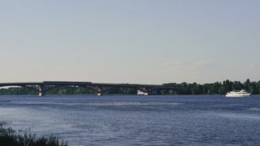 Nehri. Su taşımalı nehir. Dnepr Nehri. Ukrayna. Kiev