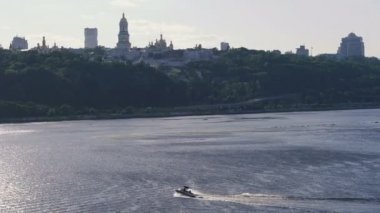 Nehri. Su taşımalı nehir. Dnepr Nehri. Ukrayna. Kiev