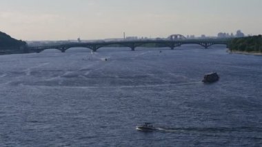 Nehri. Su taşımalı nehir. Dnepr Nehri. Ukrayna. Kiev