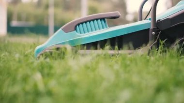 Çim biçme makinesi. Çim biçme makinesi çimbiçer