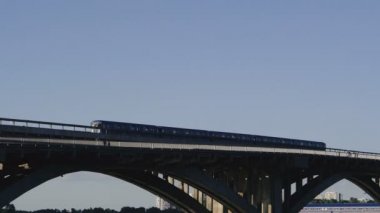 Metronun bindiği köprü. Kiev. Ukrayna. Dnepr Nehri