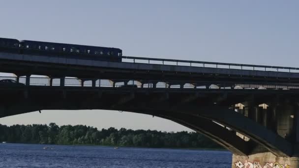 Můstek Kterém Jede Metro Kyjev Ukrajina Dnepr Řeka — Stock video