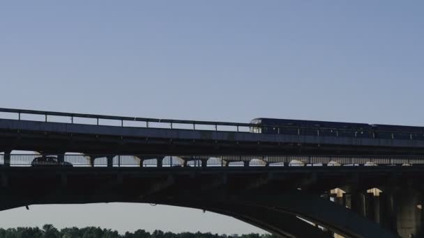 Die Brücke Auf Der Die Bahn Fährt Kiev Ukrainisch Dnepr — Stockvideo