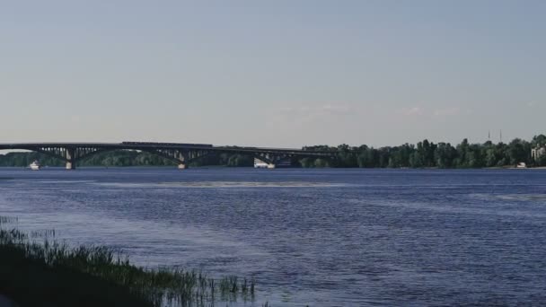 Brug Waarop Metro Rijdt Kiev Oekraïne Dnepr Rivier — Stockvideo