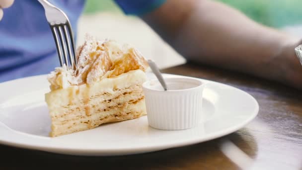 Napoleonkuchen Männerhand Reißt Mit Einem Löffel Ein Stück Torte — Stockvideo