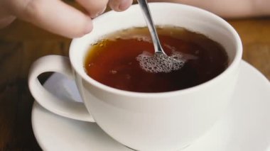 Çay. Su ısıtıcısı ile bir fincan çay