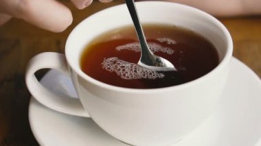 Çay. Su ısıtıcısı ile bir fincan çay