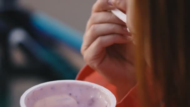 Yoghurt Flickan Äter Plastsked Yoghurt Från Plast Kopp — Stockvideo