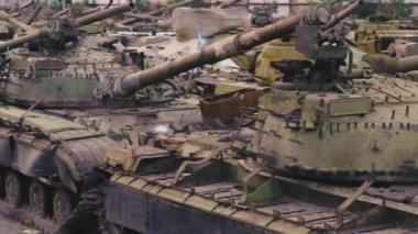 Mezarlık askeri teçhizatı. Dikenli tel depo paslı tankları altında