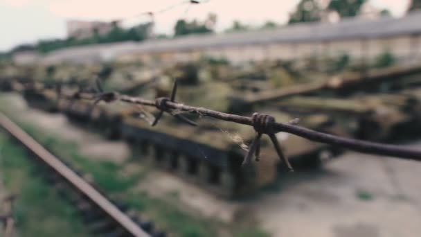 Matériel Militaire Cimetière Sous Les Barbelés Entrepôt Réservoirs Rouillés — Video