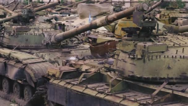 Begraafplaats Militaire Apparatuur Onder Prikkeldraad Magazijn Roestige Tanks — Stockvideo