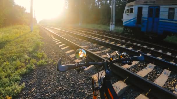 Ποδηλάτων Ποδηλάτης Περιμένει Τρένο Περάσει Μέσα Από Τις Ράγες — Αρχείο Βίντεο