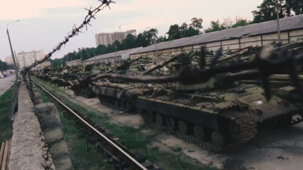 Equipo Militar Del Cementerio Bajo Almacén Alambre Púas Tanques Oxidados — Vídeos de Stock