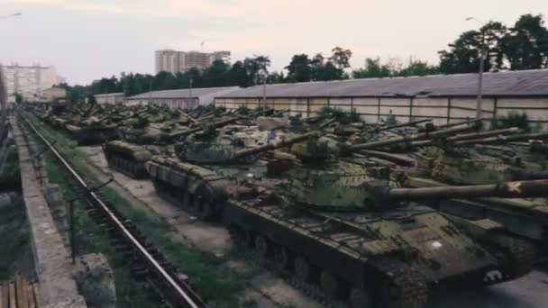 墓地の軍事機器 有刺鉄線倉庫錆びたタンクの下で — ストック動画