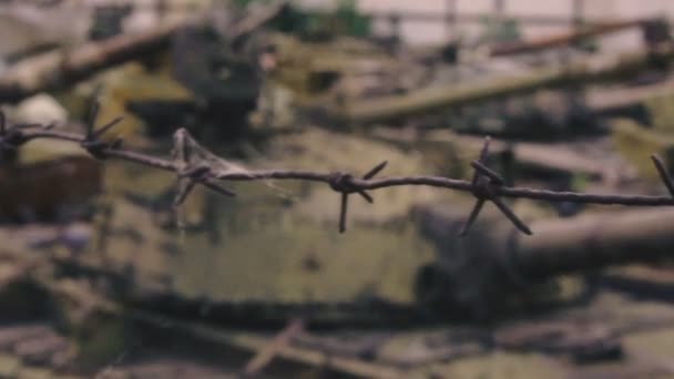 Στρατιωτικός Εξοπλισμός Νεκροταφείου Κάτω Από Αγκαθωτά Σύρματα Σκουριασμένες Δεξαμενές — Αρχείο Βίντεο