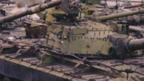 Kyrkogård Militär Utrustning Taggtrådslagret Rusty Tanks — Stockvideo