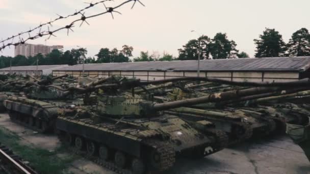 Mezarlık Askeri Teçhizatı Dikenli Tel Depo Paslı Tankları Altında — Stok video