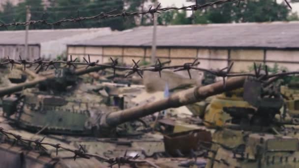 Equipo Militar Del Cementerio Bajo Almacén Alambre Púas Tanques Oxidados — Vídeo de stock
