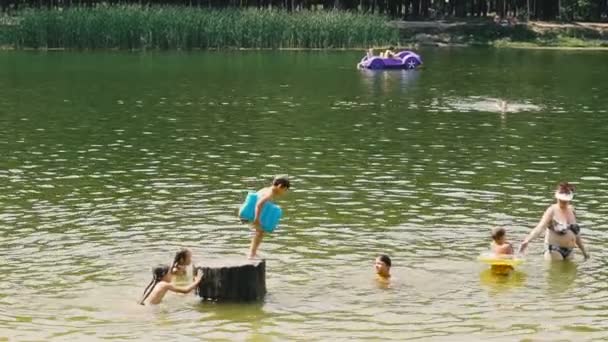 乌克兰 2019年6月22日 人们在异常的高温下在湖中游泳 — 图库视频影像