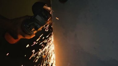 Açı Öğütücü. İş açısı öğütücülerinden uçan kıvılcımlar