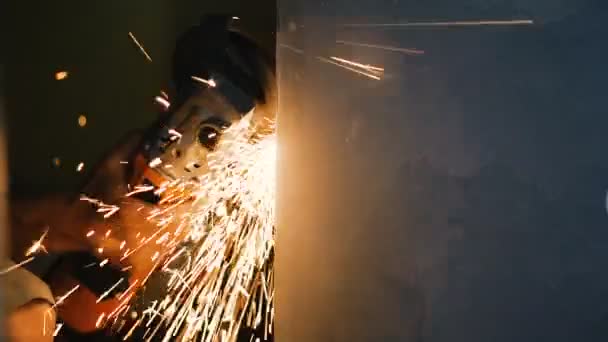 角度研磨机 工作角磨床飞溅的火花 — 图库视频影像
