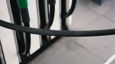 Benzin istasyonu. Benzin istasyonunda araba yakıt ikmali