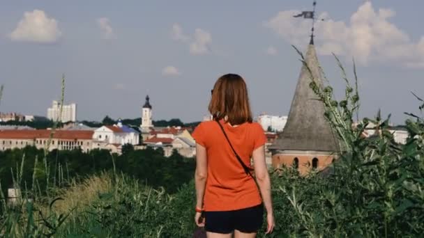 Reise Das Mädchen Geht Der Nähe Der Alten Burg Spazieren — Stockvideo