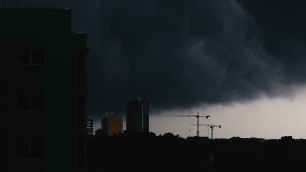 Furacão Céu Negro Enche Cidade Chove — Vídeo de Stock