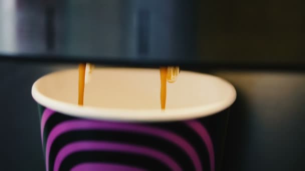 咖啡机将咖啡倒入纸板杯中 — 图库视频影像