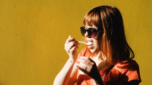 Gelado Menina Come Sorvete — Vídeo de Stock