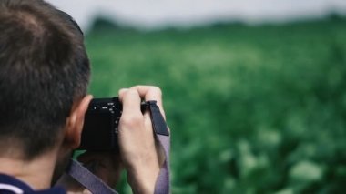 Fotoğrafçı. Kameralı bir fotoğrafçı manzara çekiyor.