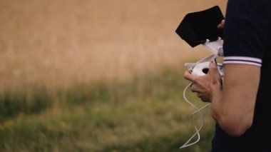 Ofis quadcopter. Joystick ile eller kontrol quadcopter.